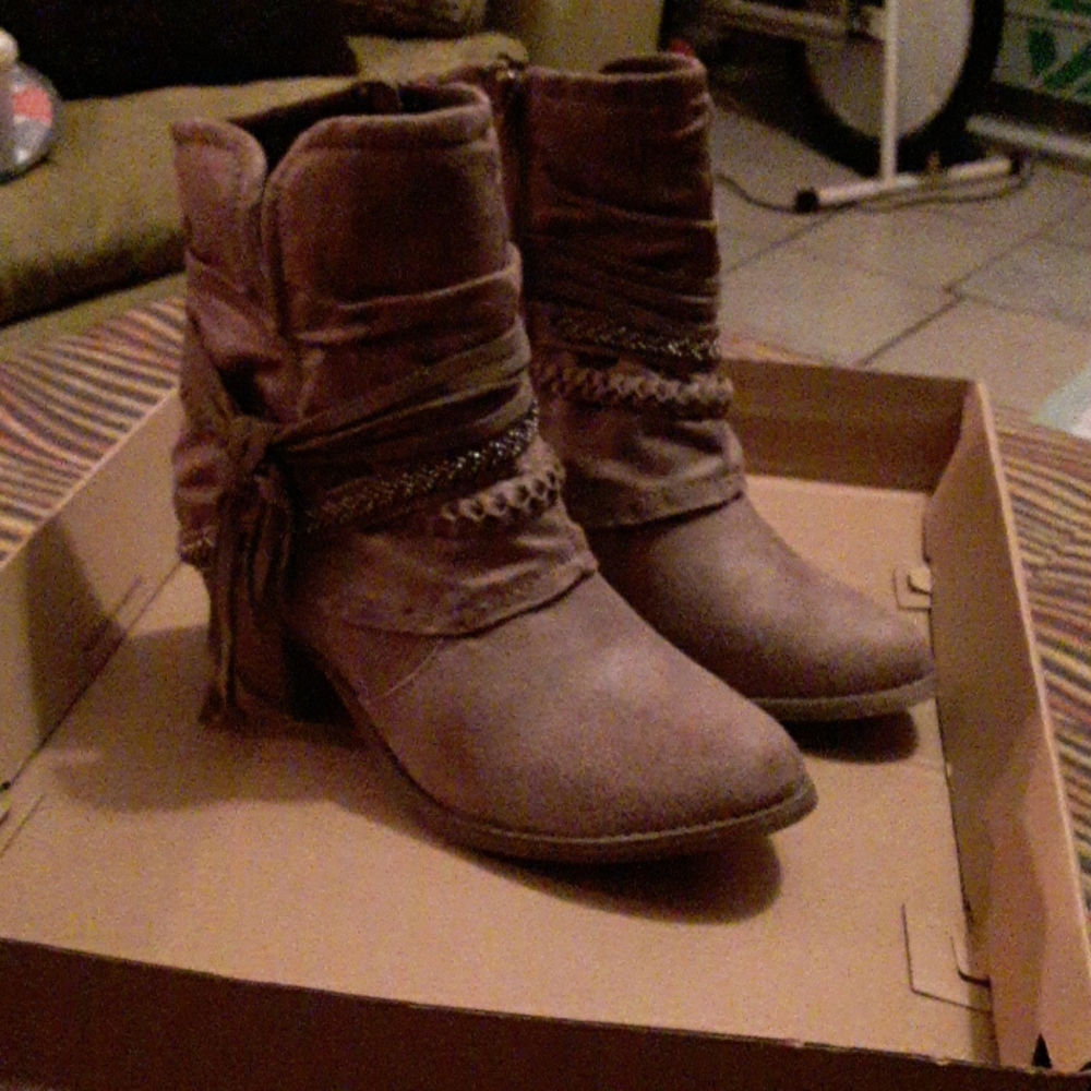 Light brown heel shoes
